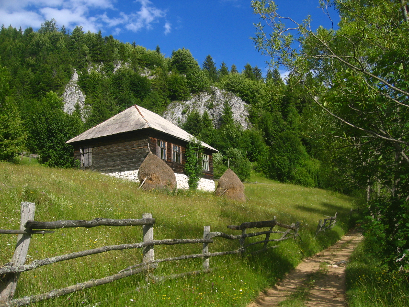 3 Amazing Hiking Destinations in Romania Full of Trekking Trails